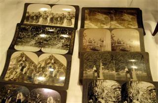 ANTIQUE STEREOSOPE VIEWER PAT APR 12,1904 WITH 70 CARDS & 5 POST CARDS